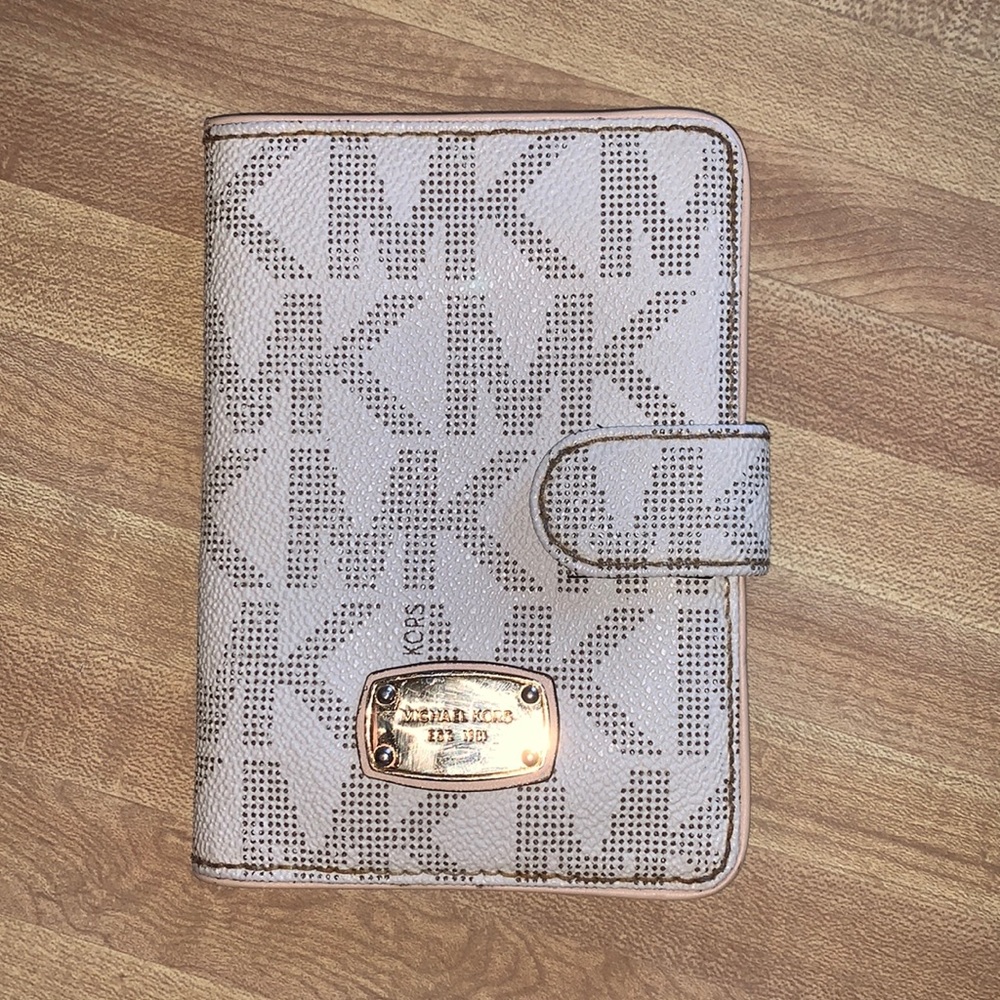 Michael Kors wallet (GUC)